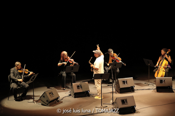 Román Filiú (XI JazzEñe 2025. Teatro Victoria Eugenia, Donosti – San Sebastián. 2025-07-24) Por José Luis Luna Rocafort [INSTANTZZ AKA Galería fotográfica AKA Fotoblog de jazz, impro… y algo más] - Tomajazz - Román Filiú actuó en el XI JazzEñe 2025 en San Sebastián. José Luis Luna Rocafort lo retrata en INSTANTZZ. Actuaron Román Filiú, Javier Filiú, Zaloa Gorostidi, Osvaldo Antonio Enrique Castro, Caridad Rosa Varona