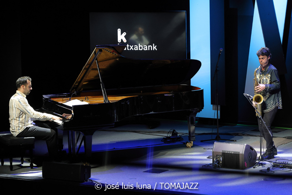 Juan Sáiz (48 Festival de Jazz de Vitoria. 2025-07-17) Por José Luis Luna Rocafort [INSTANTZZ AKA Galería fotográfica AKA Fotoblog de jazz, impro… y algo más] - Tomajazz - Juan Sáiz actuó en el 48 Festival de Jazz de Vitoria 2025. José Luis Luna Rocafort lo retrata en INSTANTZZ. Actuaron Juan Sáiz, Xavi Torres, Manel Fortià, Genís Bagés