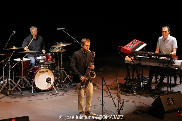 J. Fox (XI JazzEñe 2025. Teatro Victoria Eugenia, Donosti – San Sebastián. 2025-07-23) Por José Luis Luna Rocafort [INSTANTZZ AKA Galería fotográfica AKA Fotoblog de jazz, impro… y algo más] - Tomajazz - J. Fox inauguró el XI JazzEñe 2025 en el Teatro Victoria Eugenia de Donosti – San Sebastian, el 23 de julio de 2025. José Luis Luna Rocafort lo retrata en INSTANTZZ. Actuaron Juan Manuel Urriza: batería Fredi Pelaez: piano, teclados Oskar Lakunza: saxos tenor y soprano Xabier Barrenetxea