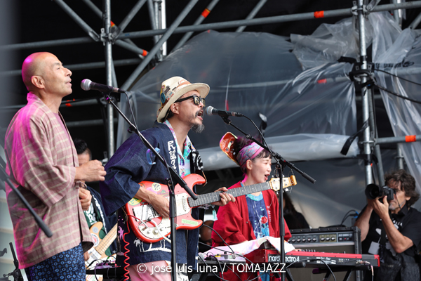 Minyo Crusaders (60 Festival de Jazz de San Sebastián 2025. 2025-07-23) Por José Luis Luna Rocafort [INSTANTZZ AKA Galería fotográfica AKA Fotoblog de jazz, impro… y algo más] - Tomajazz - Minyo Crusaders actuó en el 60 Festival de Jazz de San Sebastián 2025. José Luis Luna Rocafort lo retrata en INSTANTZZ. Actuaron Katsumi Tanaka, Moe, Freddy Tsukamoto, Koichiro Osawa, Mutsumi Kobayashi, Sonoo, Naoya Madokoro, Yusuke "Peach" Noguchi, Toshio "Digi" Fujino