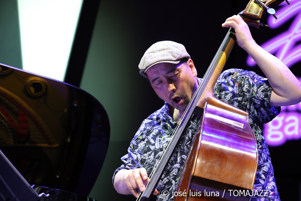 Álvaro Torres Trío (48 Festival de Jazz de Vitoria. 2025-07-15) Por José Luis Luna Rocafort [INSTANTZZ AKA Galería fotográfica AKA Fotoblog de jazz, impro… y algo más] - Tomajazz - Álvaro Torres Trío actuó en el 48 Festival de Jazz de Vitoria 2025. José Luis Luna Rocafort lo retrata en INSTANTZZ. Actuaron Álvaro Torres,
