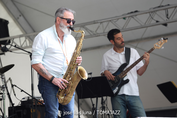 Combo Escuela de Música Luis Aramburu (48 Festival de Jazz de Vitoria. 2025-07-12) Por José Luis Luna Rocafort [INSTANTZZ AKA Galería fotográfica AKA Fotoblog de jazz, impro… y algo más] - Tomajazz - Combo Escuela de Música Luis Aramburu actuó en el 48 Festival de Jazz de Vitoria 2025. José Luis Luna Rocafort los retrata en INSTANTZZ. Actuaron Luis Larrubia, Iñigo Perea, Javier Guevara, Mikel Aguirrezabal, Jordo Tortosa