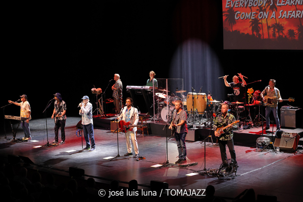 The Beach Boys (60 Festival de Jazz de San Sebastián 2025. 2025-07-23) Por José Luis Luna Rocafort [INSTANTZZ AKA Galería fotográfica AKA Fotoblog de jazz, impro… y algo más] - Tomajazz - The Beach Boys actuó en (60 Festival de Jazz de San Sebastián 2025. 2025-07-23) Por José Luis Luna Rocafort [INSTANTZZ