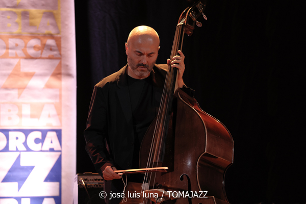 Marion Rampal (31 Mallorca Jazz Sa Poble 2025. Parc Can Cirera Prim. Sa Pobla, Mallorca. 2025-07-29) Por José Luis Luna Rocafort [INSTANTZZ AKA Galería fotográfica AKA Fotoblog de jazz, impro… y algo más] - Tomajazz - Marion Rampal actuó en 31 Mallorca Jazz Sa Poble, el 29 de julio de 2025. José Luis Luna Rocafort retrata el concierto en INSTANTZZ. Actuaron Marion Rampal, Matthis Pascaud: guitarra eléctrica, dirección Mathias Allamane: contrabajo Raphaël Chassin: batería Thibaut Gómez