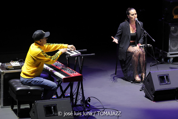Juanfe Pérez (XI JazzEñe 2025. Teatro Victoria Eugenia, Donosti – San Sebastián. 2025-07-23) Por José Luis Luna Rocafort [INSTANTZZ AKA Galería fotográfica AKA Fotoblog de jazz, impro… y algo más] - Tomajazz - Juanfe Pérez actuó en el XI JazzEñe 2025 en San Sebastián. José Luis Luna Rocafort lo retrata en INSTANTZZ. Actuaron Juanfe Pérez, David Sancho, Kike Terrón, Alicia Morales