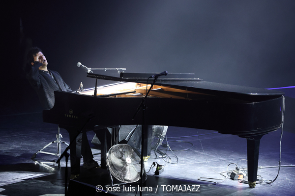 Jamie Cullum (60 Festival de Jazz de San Sebastián 2025. 2025-07-22) Por José Luis Luna Rocafort [INSTANTZZ AKA Galería fotográfica AKA Fotoblog de jazz, impro… y algo más] - Tomajazz - Jamie Cullum actuó en el Kursaal en el 60 Festival de Jazz de San Sebastián 2025. José Luis Luna Rocafort lo retrata en INSTANTZZ