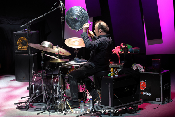 Sumrrá (48 Festival de Jazz de Vitoria. 2025-07-16) Por José Luis Luna Rocafort [INSTANTZZ AKA Galería fotográfica AKA Fotoblog de jazz, impro… y algo más] - Tomajazz - Sumrrá actuó en el 48 Festival de Jazz de Vitoria 2025. José Luis Luna Rocafort los retrata en INSTANTZZ. Actuaron Manuel Gutiérrez, Xacobe Martínez Antelo, LAR Legido