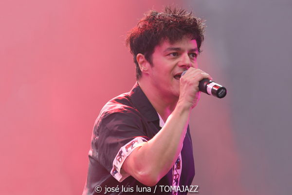 Jamie Cullum (II) (60 Festival de Jazz de San Sebastián 2025. 2025-07-23) Por José Luis Luna Rocafort [INSTANTZZ AKA Galería fotográfica AKA Fotoblog de jazz, impro… y algo más] - Tomajazz - Jamie Cullum actuó en el 60 Festival de Jazz de San Sebastián 2025. José Luis Luna Rocafort lo retrata en INSTANTZZ. Actuaron Jamie Cullum, Loz Garratt, Bard Webb, Tom Varrall, Rory Simmons, Tom Richards, Aisha Stuart
