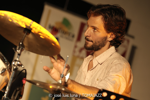 Pere Navarro Trío (31 Mallorca Jazz Sa Poble 2025. Can Verdal. Sa Pobla, Mallorca. 2025-07-30) Por José Luis Luna Rocafort [INSTANTZZ AKA Galería fotográfica AKA Fotoblog de jazz, impro… y algo más] - Tomajazz - Pere Navarro Trío actuó en el 31 Mallorca Jazz Sa Poble 2025. José Luis Luna Rocafort lo retrata en INSTANTZZ. Actuaron Pere Navarro, Lorenç Barceló, Joan Carles Marí