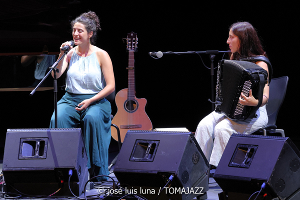 Maite Akustik Quintet (XI JazzEñe 2025. Teatro Victoria Eugenia, Donosti – San Sebastián. 2025-07-24) Por José Luis Luna Rocafort [INSTANTZZ AKA Galería fotográfica AKA Fotoblog de jazz, impro… y algo más] - Tomajazz - Maite Akustik Quintet actuó en el XI JazzEñe 2025 en San Sebastián. José Luis Luna Rocafort lo retrata en INSTANTZZ. Actuaron Maite Ruiz de Erentxun, Aura Mauri, Cristopher Pérez, Alesander Peña, Manuel Luque