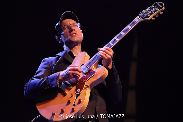 Pete Roth Trío featuring Bill Bruford (60 Festival de Jazz de San Sebastián 2025. 2025-07-23) Por José Luis Luna Rocafort [INSTANTZZ AKA Galería fotográfica AKA Fotoblog de jazz, impro… y algo más] - Tomajazz - Pete Roth Trío featuring Bill Bruford actuó en el 60 Festival de Jazz de San Sebastián 2025. José Luis Luna lo retrata en INSTANTZZ. Actuaron Pete Roth, Bill Bruford, Mike Prat