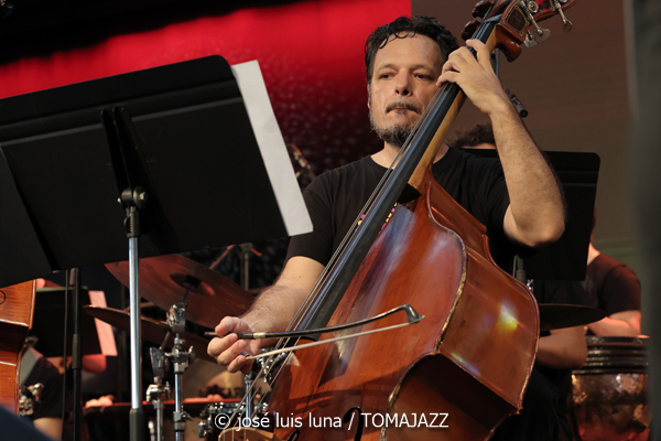 Clasijazz Big Band Orchestra: Charles Mingus Epitaph (48 Festival de Jazz de Vitoria. 2025-07-16) Por José Luis Luna Rocafort [INSTANTZZ AKA Galería fotográfica AKA Fotoblog de jazz, impro… y algo más] - Tomajazz - Clasijazz Big Band Orchestra interpretó Epitaph de Charles en el 48 Festival de Jazz de Vitoria de 2025-07-16) Por José Luis Luna Rocafort [INSTANTZZ