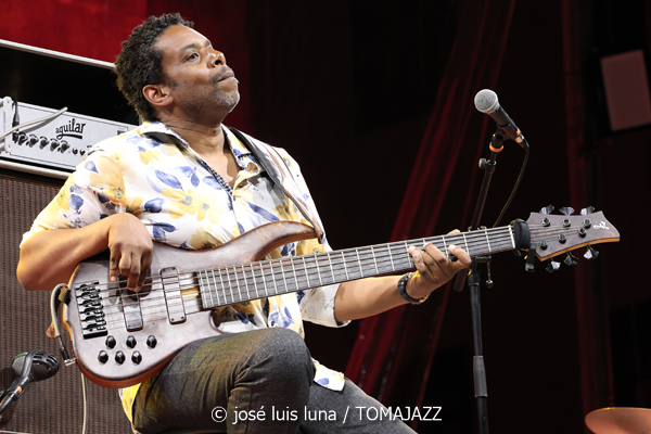 Steve Coleman & Five Elements (60 Festival de Jazz de San Sebastián 2025. 2025-07-24) Por José Luis Luna Rocafort [INSTANTZZ AKA Galería fotográfica AKA Fotoblog de jazz, impro… y algo más] - Tomajazz - Steve Coleman & Five Elements actuó en el 60 Festival de Jazz de San Sebastián 2025. José Luis Luna Rocafort lo retrata en INSTANTZZ. Actuaron Steve Coleman, Jonathan Finlayson, Rich Brown, Sean Rickman