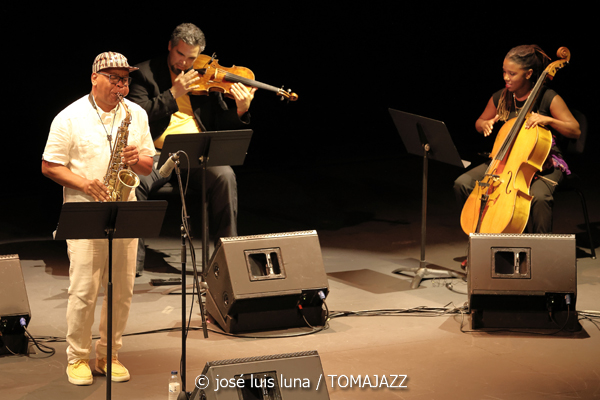 Román Filiú (XI JazzEñe 2025. Teatro Victoria Eugenia, Donosti – San Sebastián. 2025-07-24) Por José Luis Luna Rocafort [INSTANTZZ AKA Galería fotográfica AKA Fotoblog de jazz, impro… y algo más] - Tomajazz - Román Filiú actuó en el XI JazzEñe 2025 en San Sebastián. José Luis Luna Rocafort lo retrata en INSTANTZZ. Actuaron Román Filiú, Javier Filiú, Zaloa Gorostidi, Osvaldo Antonio Enrique Castro, Caridad Rosa Varona