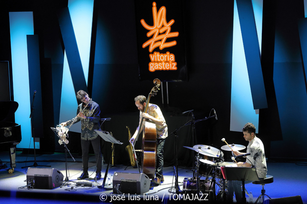 Juan Sáiz (48 Festival de Jazz de Vitoria. 2025-07-17) Por José Luis Luna Rocafort [INSTANTZZ AKA Galería fotográfica AKA Fotoblog de jazz, impro… y algo más] - Tomajazz - Juan Sáiz actuó en el 48 Festival de Jazz de Vitoria 2025. José Luis Luna Rocafort lo retrata en INSTANTZZ. Actuaron Juan Sáiz, Xavi Torres, Manel Fortià, Genís Bagés