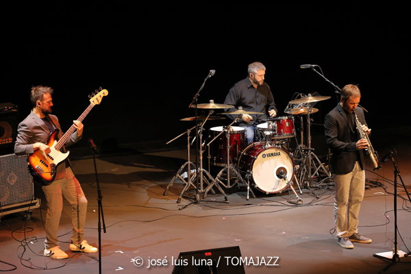 J. Fox (XI JazzEñe 2025. Teatro Victoria Eugenia, Donosti – San Sebastián. 2025-07-23) Por José Luis Luna Rocafort [INSTANTZZ AKA Galería fotográfica AKA Fotoblog de jazz, impro… y algo más] - Tomajazz - J. Fox inauguró el XI JazzEñe 2025 en el Teatro Victoria Eugenia de Donosti – San Sebastian, el 23 de julio de 2025. José Luis Luna Rocafort lo retrata en INSTANTZZ. Actuaron Juan Manuel Urriza: batería Fredi Pelaez: piano, teclados Oskar Lakunza: saxos tenor y soprano Xabier Barrenetxea