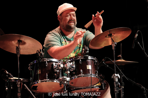 Álvaro Torres Trío (48 Festival de Jazz de Vitoria. 2025-07-15) Por José Luis Luna Rocafort [INSTANTZZ AKA Galería fotográfica AKA Fotoblog de jazz, impro… y algo más] - Tomajazz - Álvaro Torres Trío actuó en el 48 Festival de Jazz de Vitoria 2025. José Luis Luna Rocafort lo retrata en INSTANTZZ. Actuaron Álvaro Torres,