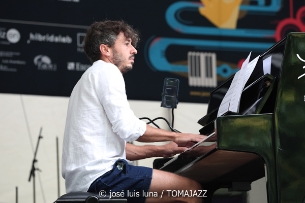 Combo Escuela de Música Luis Aramburu (48 Festival de Jazz de Vitoria. 2025-07-12) Por José Luis Luna Rocafort [INSTANTZZ AKA Galería fotográfica AKA Fotoblog de jazz, impro… y algo más] - Tomajazz - Combo Escuela de Música Luis Aramburu actuó en el 48 Festival de Jazz de Vitoria 2025. José Luis Luna Rocafort los retrata en INSTANTZZ. Actuaron Luis Larrubia, Iñigo Perea, Javier Guevara, Mikel Aguirrezabal, Jordo Tortosa