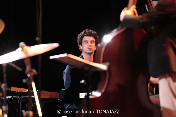 Marion Rampal (31 Mallorca Jazz Sa Poble 2025. Parc Can Cirera Prim. Sa Pobla, Mallorca. 2025-07-29) Por José Luis Luna Rocafort [INSTANTZZ AKA Galería fotográfica AKA Fotoblog de jazz, impro… y algo más] - Tomajazz - Marion Rampal actuó en 31 Mallorca Jazz Sa Poble, el 29 de julio de 2025. José Luis Luna Rocafort retrata el concierto en INSTANTZZ. Actuaron Marion Rampal, Matthis Pascaud: guitarra eléctrica, dirección Mathias Allamane: contrabajo Raphaël Chassin: batería Thibaut Gómez
