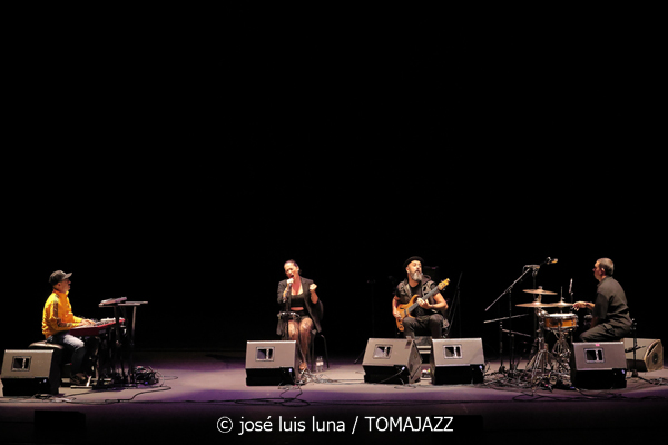 Juanfe Pérez (XI JazzEñe 2025. Teatro Victoria Eugenia, Donosti – San Sebastián. 2025-07-23) Por José Luis Luna Rocafort [INSTANTZZ AKA Galería fotográfica AKA Fotoblog de jazz, impro… y algo más] - Tomajazz - Juanfe Pérez actuó en el XI JazzEñe 2025 en San Sebastián. José Luis Luna Rocafort lo retrata en INSTANTZZ. Actuaron Juanfe Pérez, David Sancho, Kike Terrón, Alicia Morales