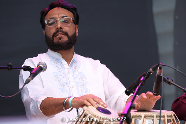 Naïssam Jalal (60 Festival de Jazz de San Sebastián 2025. 2025-07-23) Por José Luis Luna Rocafort [INSTANTZZ AKA Galería fotográfica AKA Fotoblog de jazz, impro… y algo más] - Tomajazz - Naïssam Jalal actuó en el 60 Festival de Jazz de San Sebastián 2025. José Luis Luna Rocafort la retrata en INSTANTZZ. Actuaron Naïssam Jalal, Sougata Roy Chowdhury, Leonardo Montana, Anuja Borude, Zaza Desiderio, Flo Comment