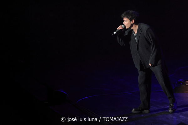 Jamie Cullum (60 Festival de Jazz de San Sebastián 2025. 2025-07-22) Por José Luis Luna Rocafort [INSTANTZZ AKA Galería fotográfica AKA Fotoblog de jazz, impro… y algo más] - Tomajazz - Jamie Cullum actuó en el Kursaal en el 60 Festival de Jazz de San Sebastián 2025. José Luis Luna Rocafort lo retrata en INSTANTZZ