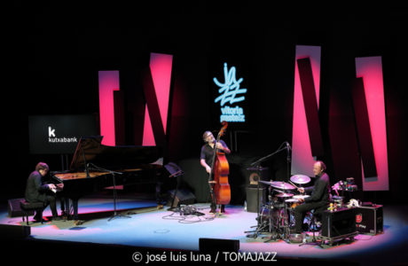 Sumrrá (48 Festival de Jazz de Vitoria. 2025-07-16) Por José Luis Luna Rocafort [INSTANTZZ AKA Galería fotográfica AKA Fotoblog de jazz, impro… y algo más] - Tomajazz - Sumrrá actuó en el 48 Festival de Jazz de Vitoria 2025. José Luis Luna Rocafort los retrata en INSTANTZZ. Actuaron Manuel Gutiérrez, Xacobe Martínez Antelo, LAR Legido