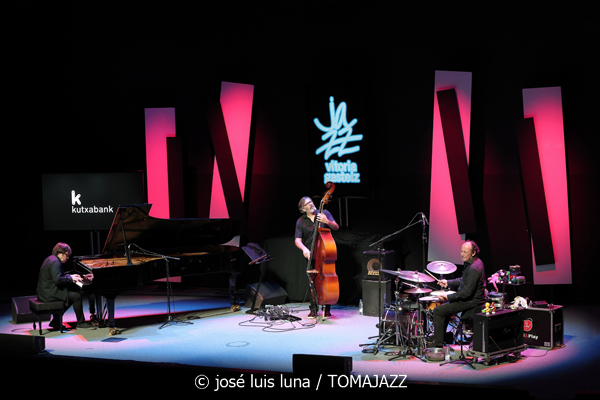 Sumrrá (48 Festival de Jazz de Vitoria. 2025-07-16) Por José Luis Luna Rocafort [INSTANTZZ AKA Galería fotográfica AKA Fotoblog de jazz, impro… y algo más] - Tomajazz - Sumrrá actuó en el 48 Festival de Jazz de Vitoria 2025. José Luis Luna Rocafort los retrata en INSTANTZZ. Actuaron Manuel Gutiérrez, Xacobe Martínez Antelo, LAR Legido