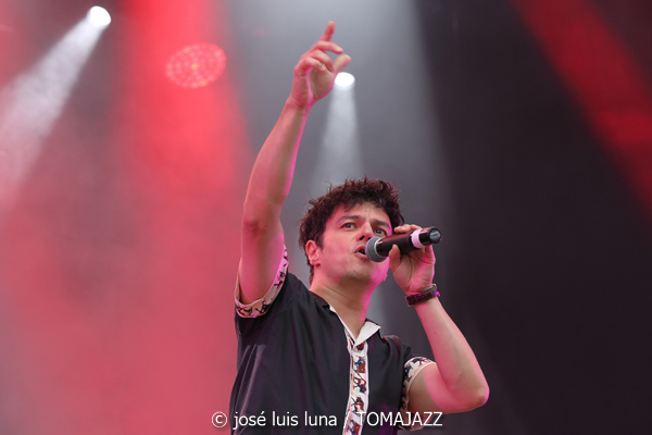 Jamie Cullum (II) (60 Festival de Jazz de San Sebastián 2025. 2025-07-23) Por José Luis Luna Rocafort [INSTANTZZ AKA Galería fotográfica AKA Fotoblog de jazz, impro… y algo más] - Tomajazz - Jamie Cullum actuó en el 60 Festival de Jazz de San Sebastián 2025. José Luis Luna Rocafort lo retrata en INSTANTZZ. Actuaron Jamie Cullum, Loz Garratt, Bard Webb, Tom Varrall, Rory Simmons, Tom Richards, Aisha Stuart