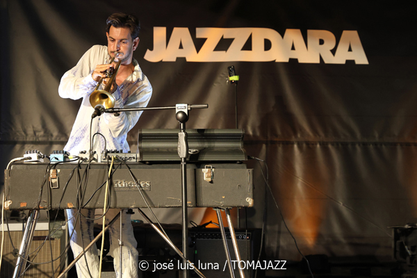 Pere Navarro Trío (31 Mallorca Jazz Sa Poble 2025. Can Verdal. Sa Pobla, Mallorca. 2025-07-30) Por José Luis Luna Rocafort [INSTANTZZ AKA Galería fotográfica AKA Fotoblog de jazz, impro… y algo más] - Tomajazz - Pere Navarro Trío actuó en el 31 Mallorca Jazz Sa Poble 2025. José Luis Luna Rocafort lo retrata en INSTANTZZ. Actuaron Pere Navarro, Lorenç Barceló, Joan Carles Marí