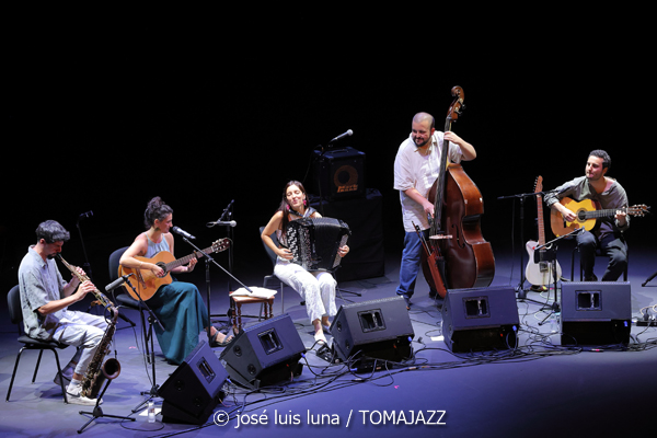 Maite Akustik Quintet (XI JazzEñe 2025. Teatro Victoria Eugenia, Donosti – San Sebastián. 2025-07-24) Por José Luis Luna Rocafort [INSTANTZZ AKA Galería fotográfica AKA Fotoblog de jazz, impro… y algo más] - Tomajazz - Maite Akustik Quintet actuó en el XI JazzEñe 2025 en San Sebastián. José Luis Luna Rocafort lo retrata en INSTANTZZ. Actuaron Maite Ruiz de Erentxun, Aura Mauri, Cristopher Pérez, Alesander Peña, Manuel Luque