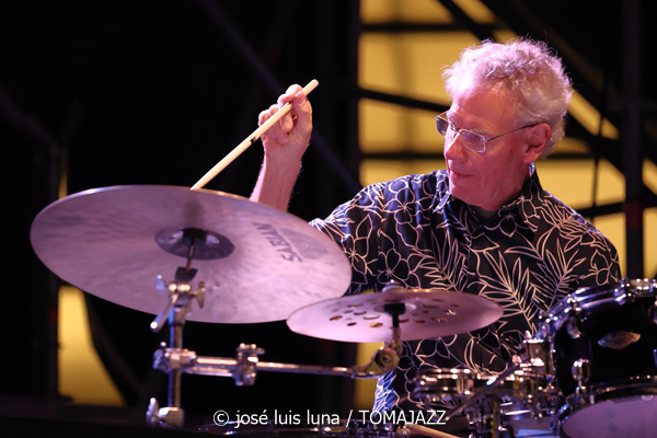 Pete Roth Trío featuring Bill Bruford (60 Festival de Jazz de San Sebastián 2025. 2025-07-23) Por José Luis Luna Rocafort [INSTANTZZ AKA Galería fotográfica AKA Fotoblog de jazz, impro… y algo más] - Tomajazz - Pete Roth Trío featuring Bill Bruford actuó en el 60 Festival de Jazz de San Sebastián 2025. José Luis Luna lo retrata en INSTANTZZ. Actuaron Pete Roth, Bill Bruford, Mike Prat