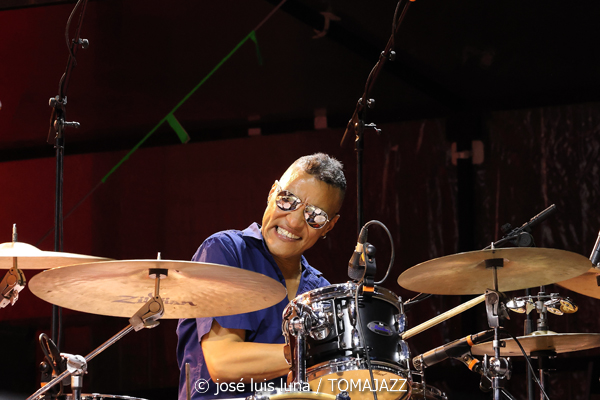 Steve Coleman & Five Elements (60 Festival de Jazz de San Sebastián 2025. 2025-07-24) Por José Luis Luna Rocafort [INSTANTZZ AKA Galería fotográfica AKA Fotoblog de jazz, impro… y algo más] - Tomajazz - Steve Coleman & Five Elements actuó en el 60 Festival de Jazz de San Sebastián 2025. José Luis Luna Rocafort lo retrata en INSTANTZZ. Actuaron Steve Coleman, Jonathan Finlayson, Rich Brown, Sean Rickman