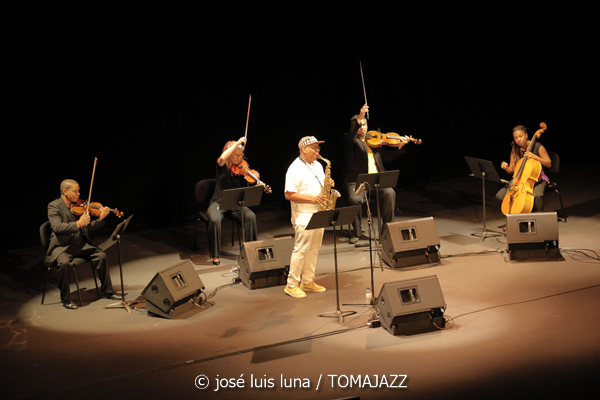 Román Filiú (XI JazzEñe 2025. Teatro Victoria Eugenia, Donosti – San Sebastián. 2025-07-24) Por José Luis Luna Rocafort [INSTANTZZ AKA Galería fotográfica AKA Fotoblog de jazz, impro… y algo más] - Tomajazz - Román Filiú actuó en el XI JazzEñe 2025 en San Sebastián. José Luis Luna Rocafort lo retrata en INSTANTZZ. Actuaron Román Filiú, Javier Filiú, Zaloa Gorostidi, Osvaldo Antonio Enrique Castro, Caridad Rosa Varona