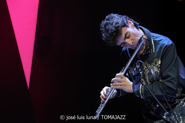 Juan Sáiz (48 Festival de Jazz de Vitoria. 2025-07-17) Por José Luis Luna Rocafort [INSTANTZZ AKA Galería fotográfica AKA Fotoblog de jazz, impro… y algo más] - Tomajazz - Juan Sáiz actuó en el 48 Festival de Jazz de Vitoria 2025. José Luis Luna Rocafort lo retrata en INSTANTZZ. Actuaron Juan Sáiz, Xavi Torres, Manel Fortià, Genís Bagés