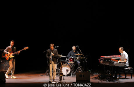 J. Fox (XI JazzEñe 2025. Teatro Victoria Eugenia, Donosti – San Sebastián. 2025-07-23) Por José Luis Luna Rocafort [INSTANTZZ AKA Galería fotográfica AKA Fotoblog de jazz, impro… y algo más] - Tomajazz - J. Fox inauguró el XI JazzEñe 2025 en el Teatro Victoria Eugenia de Donosti – San Sebastian, el 23 de julio de 2025. José Luis Luna Rocafort lo retrata en INSTANTZZ. Actuaron Juan Manuel Urriza: batería
Fredi Pelaez: piano, teclados
Oskar Lakunza: saxos tenor y soprano
Xabier Barrenetxea