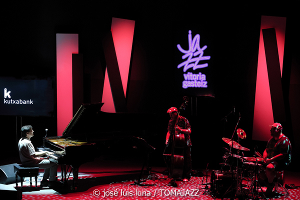 Álvaro Torres Trío (48 Festival de Jazz de Vitoria. 2025-07-15) Por José Luis Luna Rocafort [INSTANTZZ AKA Galería fotográfica AKA Fotoblog de jazz, impro… y algo más] - Tomajazz - Álvaro Torres Trío actuó en el 48 Festival de Jazz de Vitoria 2025. José Luis Luna Rocafort lo retrata en INSTANTZZ. Actuaron Álvaro Torres,
