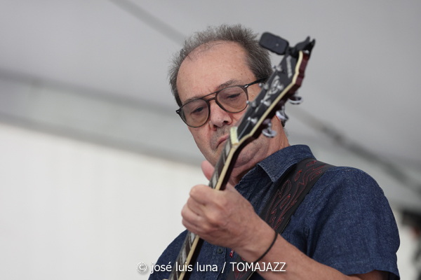 Combo Escuela de Música Luis Aramburu (48 Festival de Jazz de Vitoria. 2025-07-12) Por José Luis Luna Rocafort [INSTANTZZ AKA Galería fotográfica AKA Fotoblog de jazz, impro… y algo más] - Tomajazz - Combo Escuela de Música Luis Aramburu actuó en el 48 Festival de Jazz de Vitoria 2025. José Luis Luna Rocafort los retrata en INSTANTZZ. Actuaron Luis Larrubia, Iñigo Perea, Javier Guevara, Mikel Aguirrezabal, Jordo Tortosa