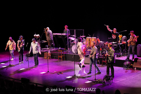 The Beach Boys (60 Festival de Jazz de San Sebastián 2025. 2025-07-23) Por José Luis Luna Rocafort [INSTANTZZ AKA Galería fotográfica AKA Fotoblog de jazz, impro… y algo más] - Tomajazz - The Beach Boys actuó en (60 Festival de Jazz de San Sebastián 2025. 2025-07-23) Por José Luis Luna Rocafort [INSTANTZZ