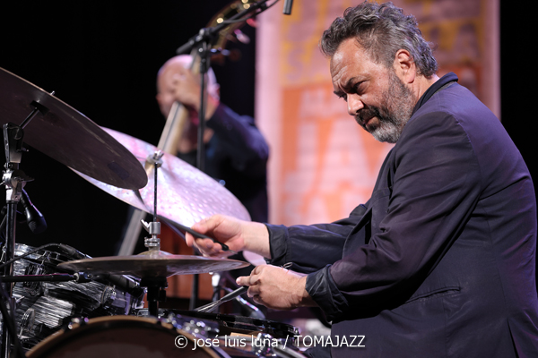 Marion Rampal (31 Mallorca Jazz Sa Poble 2025. Parc Can Cirera Prim. Sa Pobla, Mallorca. 2025-07-29) Por José Luis Luna Rocafort [INSTANTZZ AKA Galería fotográfica AKA Fotoblog de jazz, impro… y algo más] - Tomajazz - Marion Rampal actuó en 31 Mallorca Jazz Sa Poble, el 29 de julio de 2025. José Luis Luna Rocafort retrata el concierto en INSTANTZZ. Actuaron Marion Rampal, Matthis Pascaud: guitarra eléctrica, dirección Mathias Allamane: contrabajo Raphaël Chassin: batería Thibaut Gómez