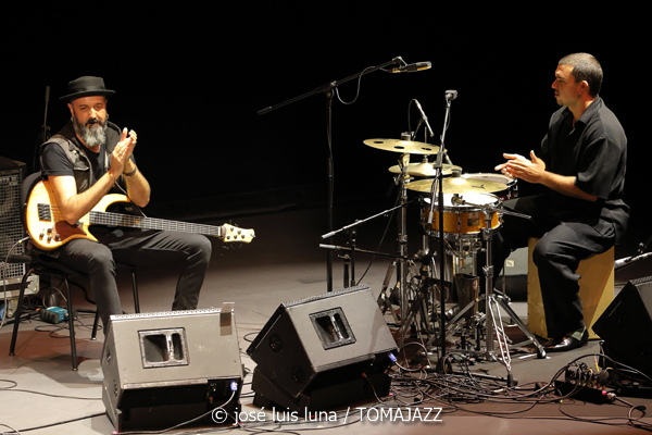 Juanfe Pérez (XI JazzEñe 2025. Teatro Victoria Eugenia, Donosti – San Sebastián. 2025-07-23) Por José Luis Luna Rocafort [INSTANTZZ AKA Galería fotográfica AKA Fotoblog de jazz, impro… y algo más] - Tomajazz - Juanfe Pérez actuó en el XI JazzEñe 2025 en San Sebastián. José Luis Luna Rocafort lo retrata en INSTANTZZ. Actuaron Juanfe Pérez, David Sancho, Kike Terrón, Alicia Morales