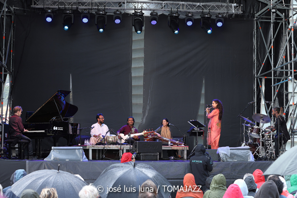 Naïssam Jalal (60 Festival de Jazz de San Sebastián 2025. 2025-07-23) Por José Luis Luna Rocafort [INSTANTZZ AKA Galería fotográfica AKA Fotoblog de jazz, impro… y algo más] - Tomajazz - Naïssam Jalal actuó en el 60 Festival de Jazz de San Sebastián 2025. José Luis Luna Rocafort la retrata en INSTANTZZ. Actuaron Naïssam Jalal, Sougata Roy Chowdhury, Leonardo Montana, Anuja Borude, Zaza Desiderio, Flo Comment