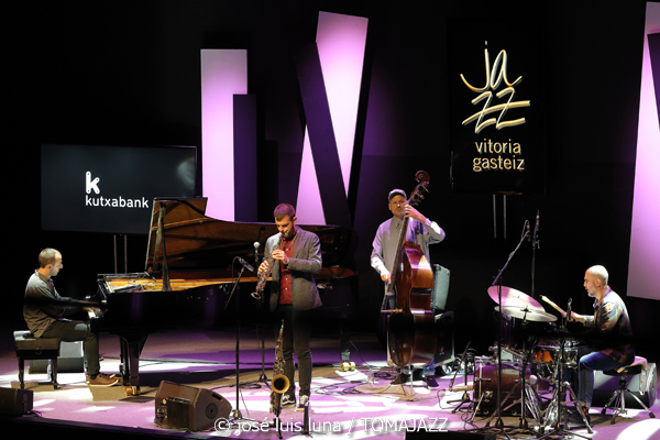 Move (48 Festival de Jazz de Vitoria. 2025-07-14) Por José Luis Luna Rocafort [INSTANTZZ AKA Galería fotográfica AKA Fotoblog de jazz, impro… y algo más] - Tomajazz - El cuarteto Move actuó en el 48 Festival de Jazz de Vitoria 2025. José Luis Luna Rocafort retrata la actuación en INSTANTZZ. Actuaron