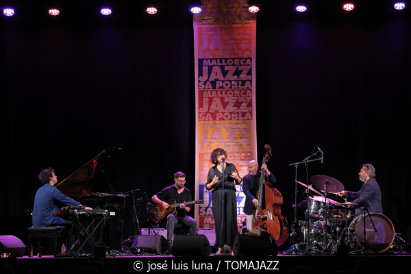 Marion Rampal (31 Mallorca Jazz Sa Poble 2025. Parc Can Cirera Prim. Sa Pobla, Mallorca. 2025-07-29) Por José Luis Luna Rocafort [INSTANTZZ AKA Galería fotográfica AKA Fotoblog de jazz, impro… y algo más] - Tomajazz - Marion Rampal actuó en 31 Mallorca Jazz Sa Poble, el 29 de julio de 2025. José Luis Luna Rocafort retrata el concierto en INSTANTZZ. Actuaron Marion Rampal, Matthis Pascaud: guitarra eléctrica, dirección Mathias Allamane: contrabajo Raphaël Chassin: batería Thibaut Gómez