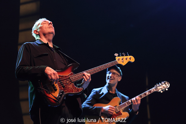 Pete Roth Trío featuring Bill Bruford (60 Festival de Jazz de San Sebastián 2025. 2025-07-23) Por José Luis Luna Rocafort [INSTANTZZ AKA Galería fotográfica AKA Fotoblog de jazz, impro… y algo más] - Tomajazz - Pete Roth Trío featuring Bill Bruford actuó en el 60 Festival de Jazz de San Sebastián 2025. José Luis Luna lo retrata en INSTANTZZ. Actuaron Pete Roth, Bill Bruford, Mike Prat
