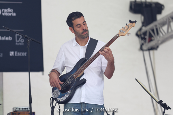 Combo Escuela de Música Luis Aramburu (48 Festival de Jazz de Vitoria. 2025-07-12) Por José Luis Luna Rocafort [INSTANTZZ AKA Galería fotográfica AKA Fotoblog de jazz, impro… y algo más] - Tomajazz - Combo Escuela de Música Luis Aramburu actuó en el 48 Festival de Jazz de Vitoria 2025. José Luis Luna Rocafort los retrata en INSTANTZZ. Actuaron Luis Larrubia, Iñigo Perea, Javier Guevara, Mikel Aguirrezabal, Jordo Tortosa
