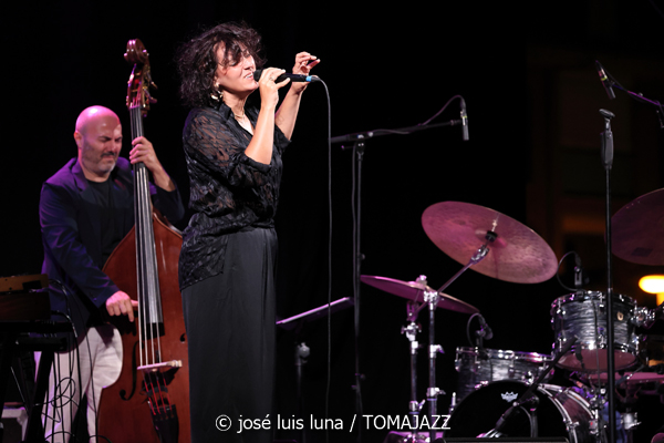 Marion Rampal (31 Mallorca Jazz Sa Poble 2025. Parc Can Cirera Prim. Sa Pobla, Mallorca. 2025-07-29) Por José Luis Luna Rocafort [INSTANTZZ AKA Galería fotográfica AKA Fotoblog de jazz, impro… y algo más] - Tomajazz - Marion Rampal actuó en 31 Mallorca Jazz Sa Poble, el 29 de julio de 2025. José Luis Luna Rocafort retrata el concierto en INSTANTZZ. Actuaron Marion Rampal, Matthis Pascaud: guitarra eléctrica, dirección Mathias Allamane: contrabajo Raphaël Chassin: batería Thibaut Gómez