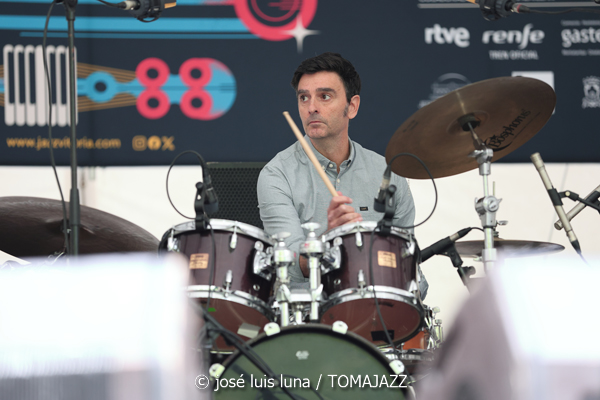 Combo Escuela de Música Luis Aramburu (48 Festival de Jazz de Vitoria. 2025-07-12) Por José Luis Luna Rocafort [INSTANTZZ AKA Galería fotográfica AKA Fotoblog de jazz, impro… y algo más] - Tomajazz - Combo Escuela de Música Luis Aramburu actuó en el 48 Festival de Jazz de Vitoria 2025. José Luis Luna Rocafort los retrata en INSTANTZZ. Actuaron Luis Larrubia, Iñigo Perea, Javier Guevara, Mikel Aguirrezabal, Jordo Tortosa