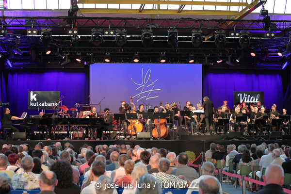 Clasijazz Big Band Orchestra: Charles Mingus Epitaph (48 Festival de Jazz de Vitoria. 2025-07-16) Por José Luis Luna Rocafort [INSTANTZZ AKA Galería fotográfica AKA Fotoblog de jazz, impro… y algo más] - Tomajazz - Clasijazz Big Band Orchestra interpretó Epitaph de Charles en el 48 Festival de Jazz de Vitoria de 2025-07-16) Por José Luis Luna Rocafort [INSTANTZZ