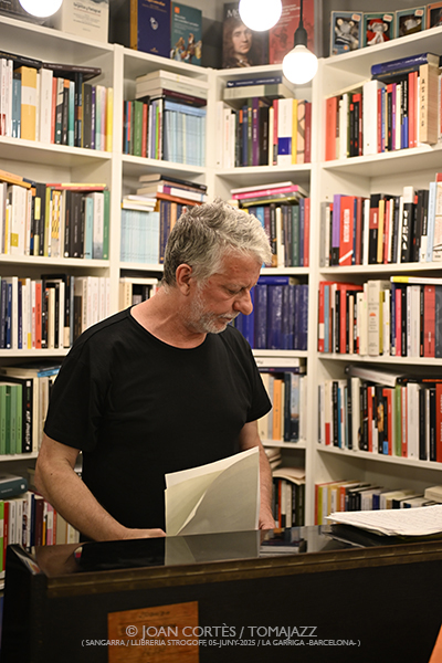 David Mengual Maitia (Sangarra / Llibreria Strogoff, 2025-06-05 / La Garriga -Barcelona-) Por Joan Cortès [INSTANTZZ AKA Galería fotográfica AKA Fotoblog de jazz, impro… y algo más] - Tomajazz - David Mengual Maitia actuó en Llibreria Strogoff en La Garriga, el 5 de junio de 2025. Joan Cortès lo retrata en INSTANTZZ. Actuaron